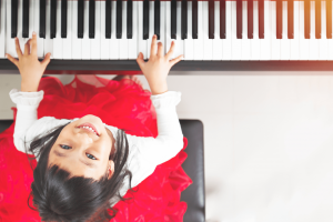 can a 5 year old learn to play piano?
